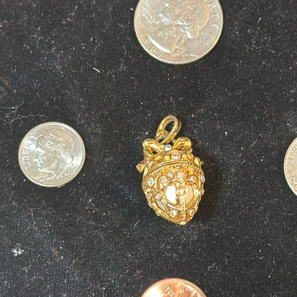 JOAN RIVERS Faberge Royal Egg Pendant Secret of the Scroll - Picture 5 of 5